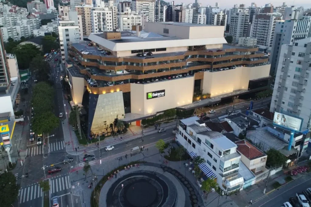 Vista aérea do Beiramar Shopping em Florianópolis, com sua arquitetura moderna e estacionamento em múltiplos andares.