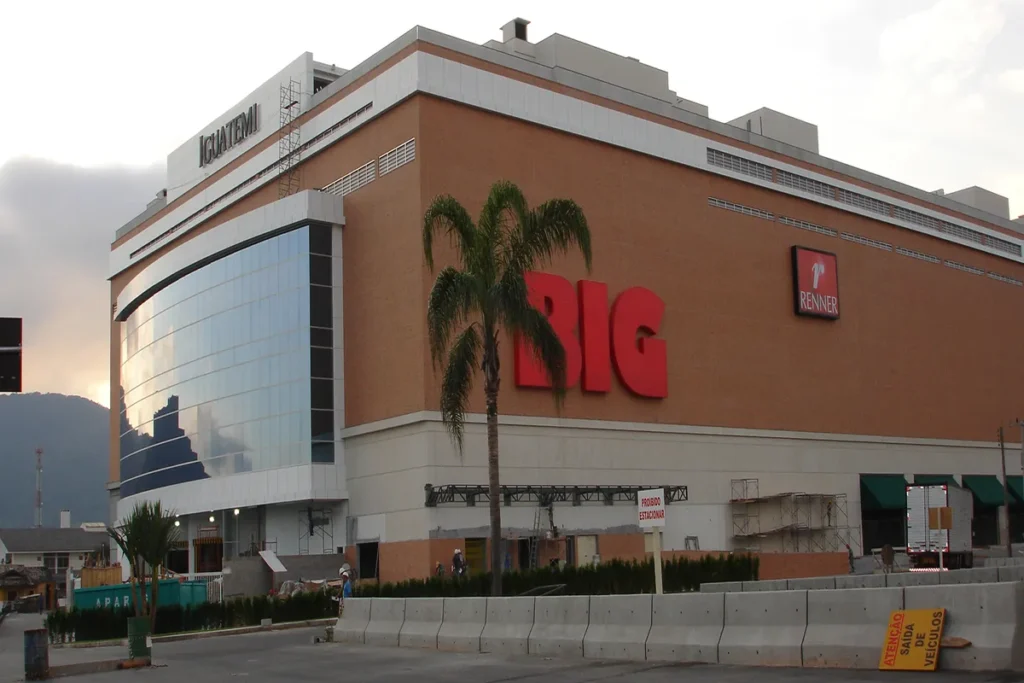 Fachada exterior do Shopping Iguatemi Florianópolis, com as lojas Renner e Big, em um dia nublado
