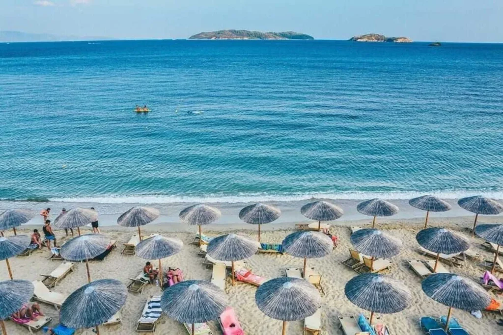 Jurerê: O paraíso de Florianópolis com águas calmas e areia branca.