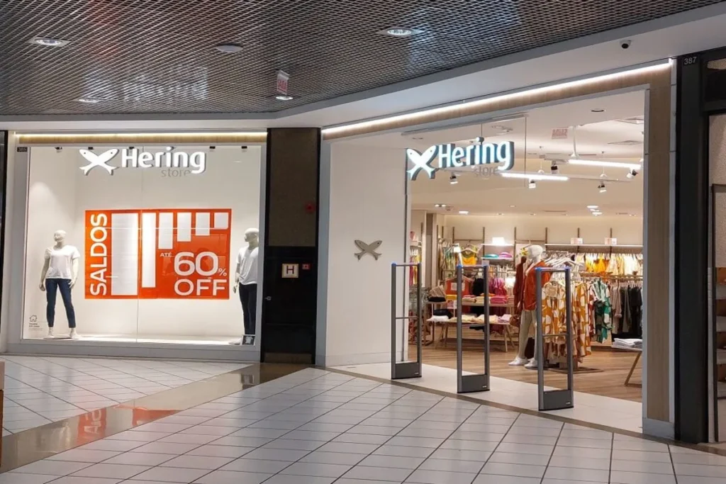 Entrada de uma loja Hering Store no Beiramar Shopping, com grande placa de "SALDOS ATÉ 60% OFF" na vitrine.