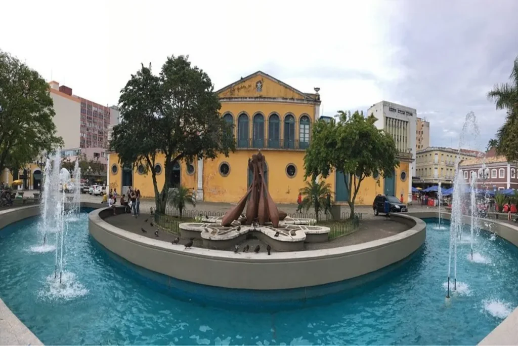 Vista panorâmica do Palácio Cruz e Sousa e da fonte na Praça XV de Novembro, no Centro Histórico de Florianópolis.