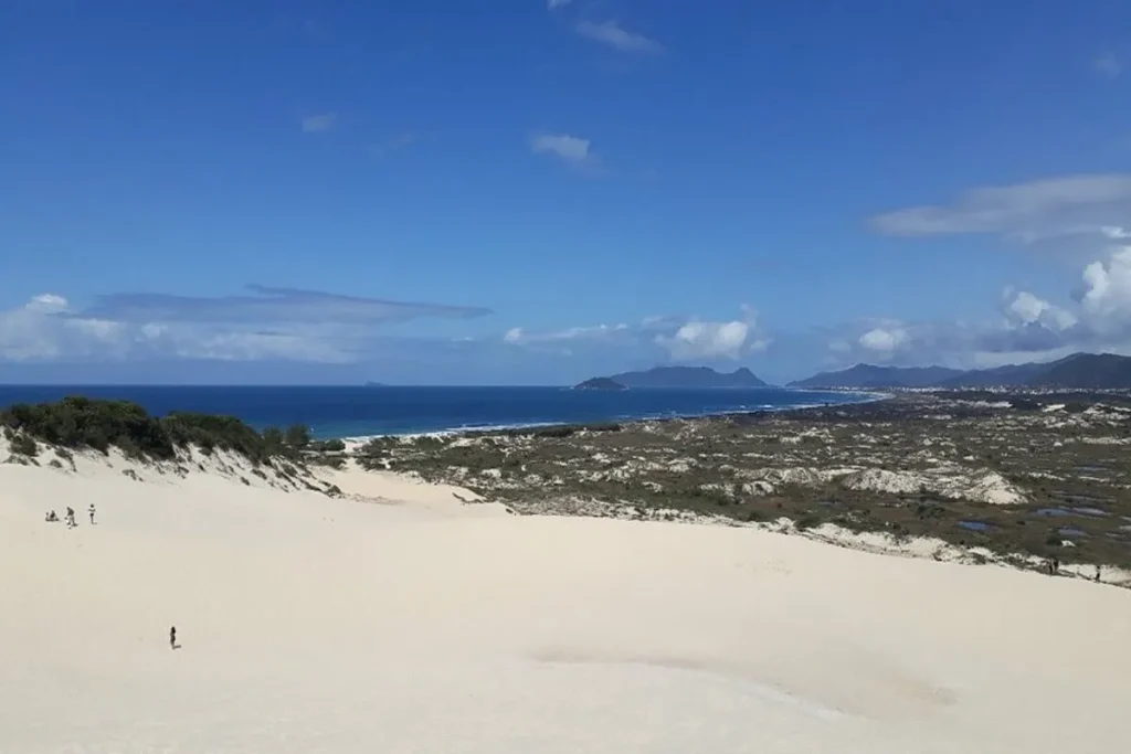 Dunas da Joaquina em Florianópolis, um dos principais pontos turísticos da Ilha da Magia.