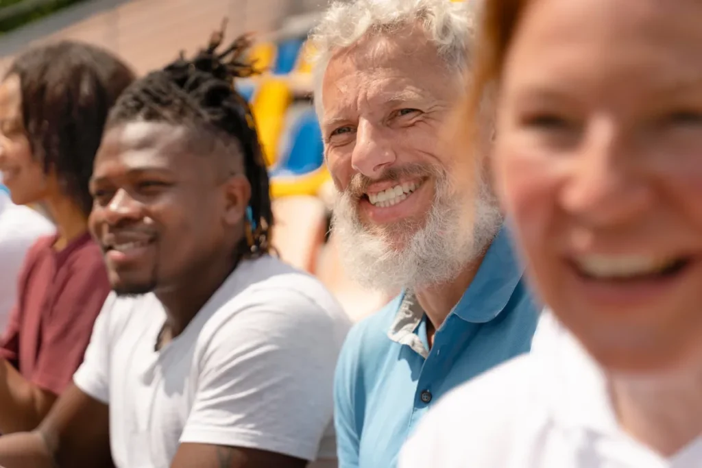 Grupo de pessoas sorrindo, representando a diversidade da população de Florianópolis.