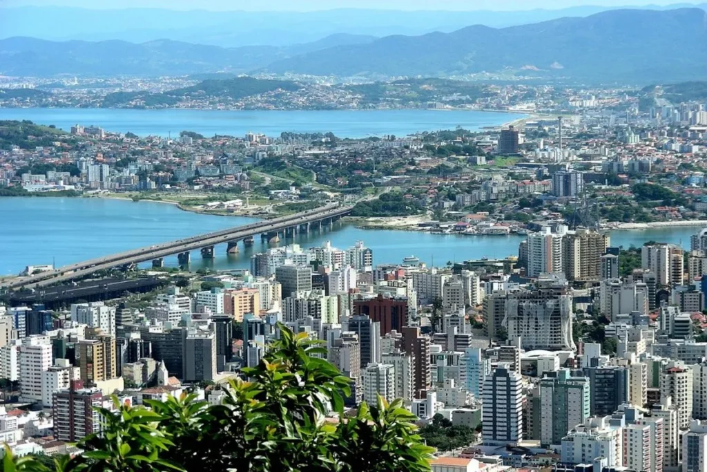 Vista panorâmica da cidade de Florianópolis e suas pontes a partir do Morro da Cruz