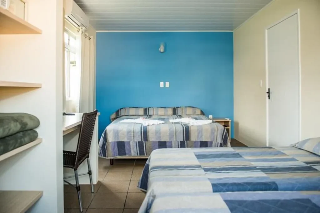 Quarto de pousada na Barra da Lagoa em Florianópolis, hospedagem simples e confortável próxima à praia.