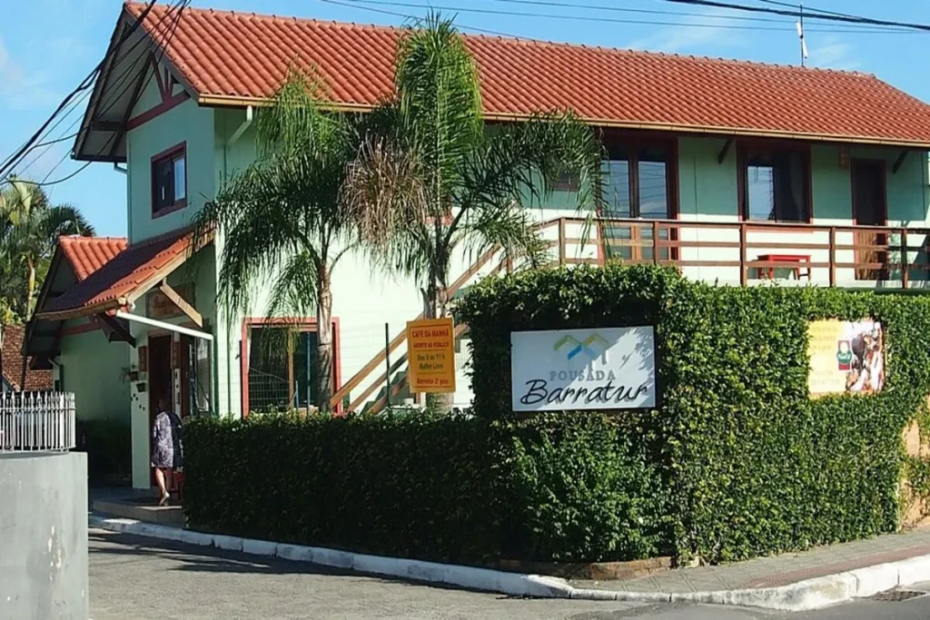 Pousada Barratur na Barra da Lagoa em Florianópolis, hospedagem aconchegante próxima à praia e pontos turísticos.