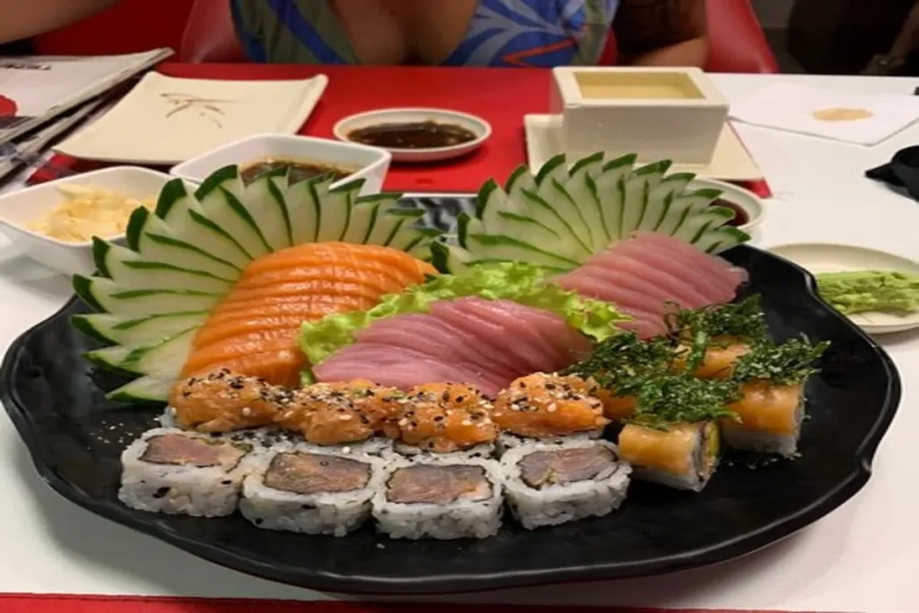 Combinado de sushi e sashimi servido em restaurante japonês em Florianópolis.