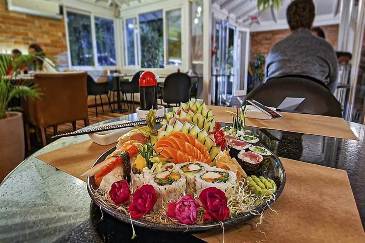 Combinado de sushi e sashimi servido em restaurante japonês em Florianópolis.