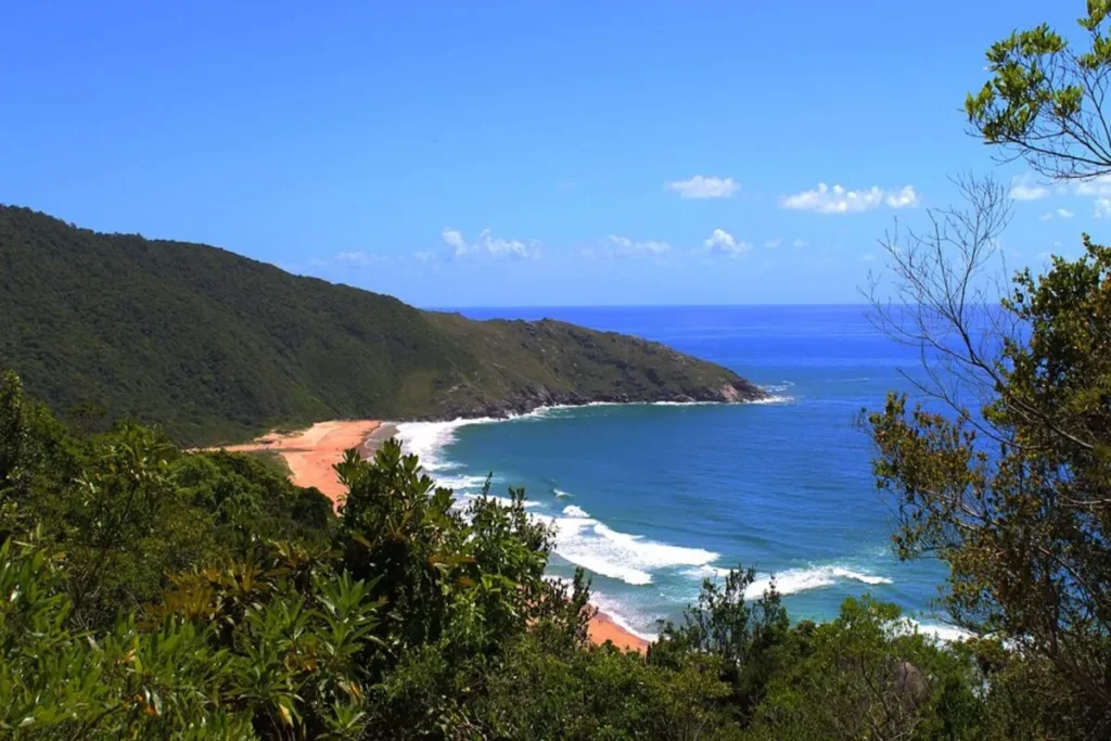 Vista panorâmica da Praia da Lagoinha do Leste em Florianópolis, acessível por trilha em meio à natureza