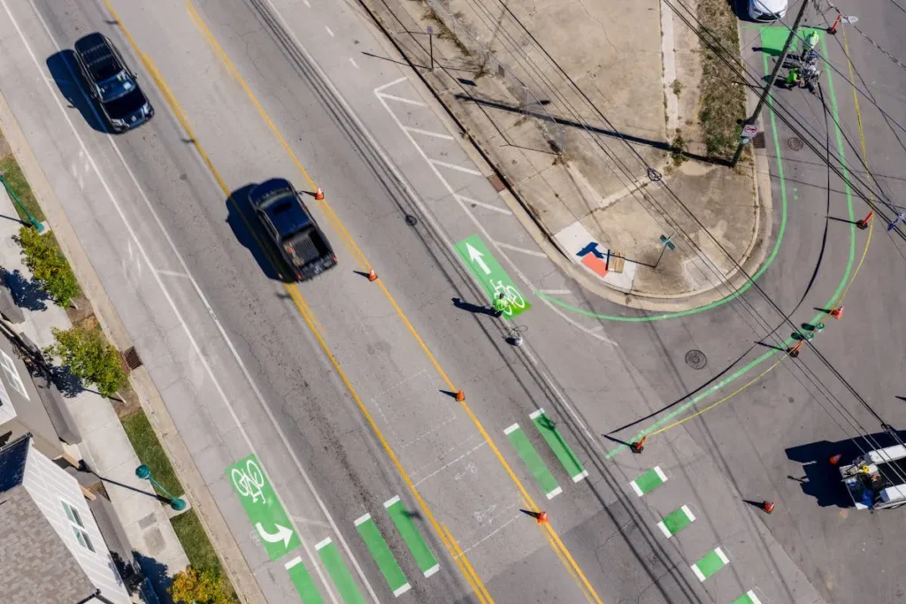 Carro passando em uma avenida sinalizada