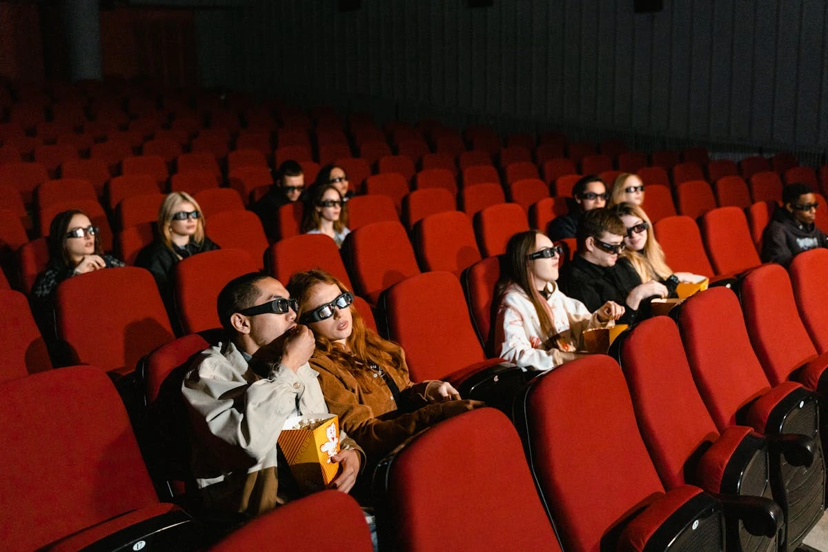 Público assistindo a um filme 3D em uma sala de cinema com poltronas vermelhas em Florianópolis