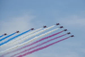 Aviões sobrevoando e deixando fumaça colorida no ar